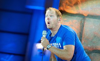 Der Comedian Mario Barth, hier auf der Bühne der Veltins-Arena in Gelsenkirchen, holt die Weserbrücke in Höxter in seine Sendung. - Archivfoto: picture alliance / dpa