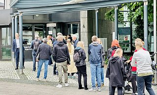Gläubiger der AWO OWL warten am Mittwoch, 03. Juli auf Einlass vor dem Amtsgericht Bielefeld. - Stefan Becker