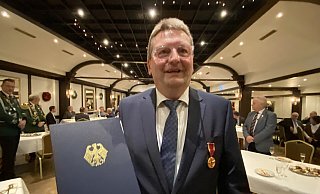 Die Bundesverdienstmedaille mitsamt der Urkunde trägt Günter Austermann, Vorsitzender des Bürgerschützen- und Heimatvereins Harsewinkel, mit ganz besonderem Stolz. - Burkhard Hoeltzenbein