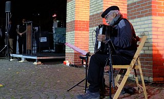 René Madrid intonierte auf seinem Akkordeon die Begleitmusik zum Gedenken vor dem Mahnmal für die ermordeten Paderborner Juden. - Hans-Hermann Igges