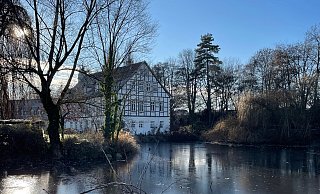 Zentral und idyllisch gelegen: Gut Lübrassen befindet sich etwa einen Kilometer entfernt vom Heeper Ortskern, ist umgeben von einem öffentlichen Grünzug und von Gewässern. - Geno Immobilien
