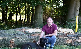 Hundetrainer Christian Vogelsang mit seinem etwa 55 kg schweren Dogge-Mastiff-Wachhund. - Christian Vogelsang