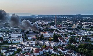 Dicke Rauchschwaden zogen über die Stadt. Die Feuerwehr stufte dies als nicht gesundheitsschädliche Geruchsbelästigung ein. Doch im Johanneskrankenhaus kämpft man noch immer mit den Folgen. - Paul Brinkmann