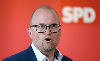 Jochen Ott, neuer Landtagsfraktionsvorsitzender der nordrhein-westfälischen SPD, spricht bei einer Pressekonferenz. Auch nach der Wahl des bundesweit ersten AfD-Landrats in Thüringen will die SPD die Rechtspopulisten im nordrhein-westfälischen Parlament weiter isolieren. - dpa