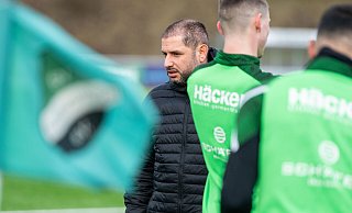 Erstes Heimspiel des Jahres steht bevor: Trainer Farat Toku und der SV Rödinghausen sind gegen den Wuppertaler SV im Einsatz. - Joel Beinke