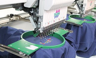 Bei der Höxteraner Firma Maprom werden die Poloshirt mit dem LGS-Logo bestickt.Erhältlich sind die Shirts in schwarz, fuchsia und blau-meliert. - LGS 2023 Höxter/Manuela Puls