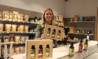 Sarah Baensch mit den Produkten für die Landesgartenschau. - LGS