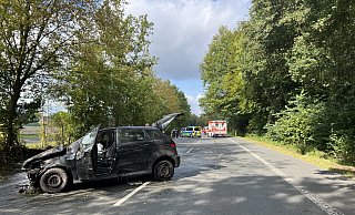 Bei einem schweren Autounfall wurde eine 22-jährige Gütersloherin schwer verletzt. Die Brockhäger Straße musste vorübergehend gesperrt werden. - Thorsten Heß