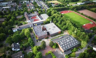 Vorne ist das Immanuel-Kant-Gymnasium zu sehen, im Hintergrund die Realschule Süd. Wo genau die neue Mensa irgendwann ihren Standort im Schulzentrum Süd haben wird, ist noch unklar. - THORSTEN ULONSKA
