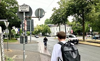 Gefährlich: Der Rollerfahrer nutzt den linken Radweg an der Artur-Ladebeck-Straße, was er offensichtlich darf. Aber hier gerät er plötzlich auf die Straße in den Gegenverkehr. Viel Platz für das entgegenkommende Rad ist auch nicht vorhanden. - Jens Reichenbach