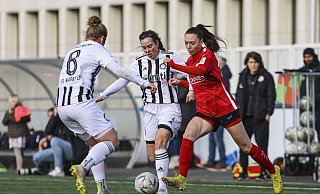 Leonie Kreil (r.) war eine der auffälligsten Spielerinnen des FSV beim 8:0-Kantersieg über Warbeyen. - Marina Brüning