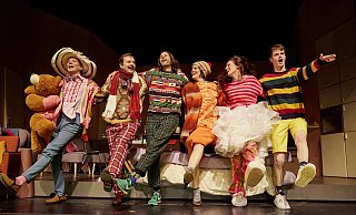 Gerard (Andreas Kunz/v. l.), Papa Hase (Alexander Wilß), Jeannot Hase (Gregor Weisgerber), Mama Hase (Carolin Wirth), Lucie Hase (Johanna Malecki) und Hase Hase (Kai Benno Vos) sind trotz aller Probleme bester Laune. - Meinschäfer Fotografie