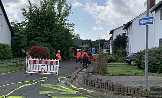 Die Feuer hatte das Gasleck zunächst mit Erde zugeschaufelt, Mitarbeiter des Gasversorgers mussten es dann wieder öffnen, damit die Leitung repariert werden konnte. - Nicole Bliesener