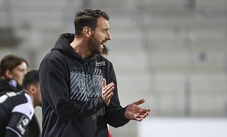 Arminia-Trainer Mitch Kniat fand nach dem ersten Sieg in der Rückrunde lobende Worte für seine Mannschaft. - IMAGO/Steinsiek.ch