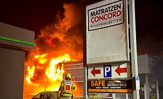 Bei dem Großbrand am Frankfurter Weg in Paderborn war eine Gewerbehalle mit drei untergebrachten Betrieben völlig zerstört worden. - Ralph Meyer