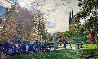 Mit zahlreichen Kostümen ausgestattet filmte eine Produktionsfirma Mitte Oktober im Park der Menschenrechte mit Bielefelder Jugendlichen. - NW