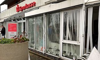 In der Sparkassenfiliale in Neesen wurde am 3. Februar 2022 ein Geldautomat gesprengt – dabei entstand ein sechsstelliger Sachschaden. - Anja Peper