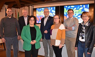 Geschäftsführer Jan Sommer (v.l.), Höxters Bürgermeister Daniel Hartmann, Geschäftsführerin Claudia Koch, Gerhard Handermann (Kreis Höxter), Friederike Fast (Marta Herford), David Riedel (Böckstiegel-Museum Werther) und Gaby Böker (Kreis Höxter) bewerteten die eingereichten Arbeiten. - LGS 2023