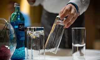 Ein Großteil der Beschäftigten in Restaurants, Cafés und Hotels arbeitet zu Niedriglöhnen – und hat wegen Corona schlechte Jobperspektiven, kritisiert die NGG. - NGG/Alireza Khalili