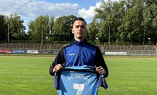 Im Jahnstadion: Stergios Dodontsakis mit dem Trikot des SC Herford. - SC Herford