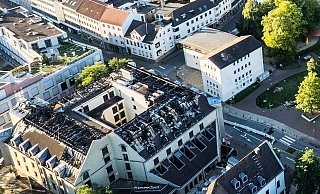 Das weitgehend zerstörte Gebäude war weiträumig abgesperrt worden. - Mike-Dennis Müller