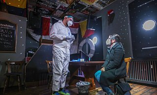 Besonderes Ambiente beim Testen in der Kneipe „Heimat + Hafen“ am zweiten Weihnachtsfeiertag: Petra Hönisch ist geboostert. Sie lässt sich aber von Sascha Preuß testen, um ihren Mann, der Heiligabend ins Krankenhaus musste, besuchen zu dürfen. - Sarah Jonek Fotografie