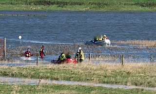 Einsatzkräfte retten eine Familie mit zwei Kindern, die von der Flut überrascht wurde. - Kai Moorschlatt/dpa