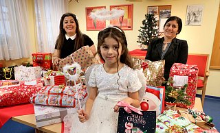 Karina Baber (4) hat sich schon Tage vorher darauf gefreut, mit Salwa Al-Mahmod und Samira Shekho am Gabentisch der Caritas einen Engel zu spielen. - Frank-Michael Kiel-Steinkamp