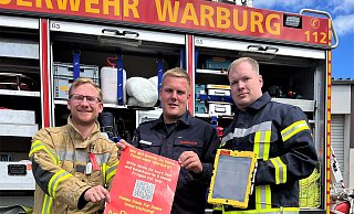 Florian Mantel (v. l.), Markus Grieße und Christoph Fuest, die Ersteller der Umfrage, werben fürs Mitmachen. - FFW Warburg