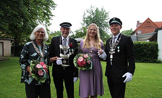 Steinheims Regenten sind startklar: Königin Hildegard Bartkowiak (v. l.) und König Alfred Gemmeke sowie Kronprinzessin Eva Schmitz und Kronprinz Lukas Nolte. Foto: Madita Schellenberg - Madita Schellenberg