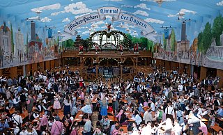 9.350 Plätze hat das Hacker Festzelt auf dem Münchner Oktoberfest, 6.830 innen, 2.520 im Biergarten und auf dem Balkon. Das geht es auf der Warburger Oktoberwoche schon etwas beschaulicher zu. - Sven Hoppe