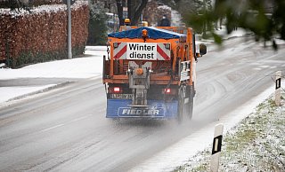 Bei Schnee und Glatteis ist der Winterdienst auch im Kreis Höxter unterwegs. Doch auch die Bürger sind in der Pflicht, Gehwege freizuhalten. - Symbolfoto: dpa/Friso Gentsch