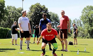 Der Trainer beobachtet, der Youngster lacht: Neben kraftraubenden Übungen kam offenbar auch der Spaß beim Trainingsauftakt des Herforder EV nicht zu kurz. - Jürgen Feyerabend