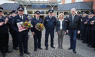 Der stellvertretende Leiter Johannes Appelbaum (v.l.) verlässt die Delbrücker Wehrführung. Sein Nachfolger Heinz Josef Noje, der Leiter der Freiwilligen Feuerwehrchef Johannes Grothoff, Fachbereichsleiterin Brigitte Wecker-Brökelmann und Bürgermeister Werner Peitz danken ihm für sein Engagement. - Regina Brucksch