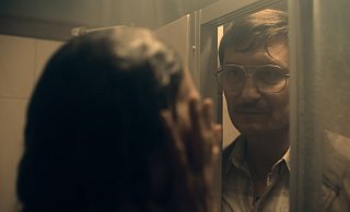 Oliver Masucci als Schwerverbrecher Raik Doormann in einer Szene der True-Crime-Serie "Gefesselt". - Amazon Prime Video/dpa