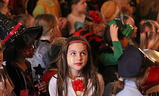Ein seltener Moment der Einkehr und Ruhe beim Kinderkarneval im Wasserschloss Ovelgönne. - Ulf Hanke