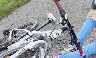 Der weiße BMW soll das Rad des 17-Jährigen getroffen haben, so dass der Jugendliche die Kontrolle über sein Fahrrad verlor. - Symbolfoto: picture alliance / imageBROKER