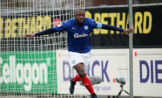 David Kinsombi jubelt im Trikot von Holstein Kiel über eines seiner neun Zweitligatore, die er in Diensten der Ostseestädter erzielte. Nun kehrt der 27-Jährige mit dem SC Paderborn nach Kiel zurück. - picture alliance