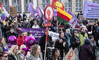 Zahlreiche Menschen versammelten sich auf dem Alten Markt, um für Frauenrechte zu demonstrieren. - © Jörg Dieckmann - www. dieckmann-fotodesign.de
