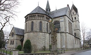 Die alte Linde sieht arg gerupft aus. Sie war beim Bau der St.-Elisabeth-Kirche vor 110 Jahren gepflanzt worden. - Dieter Scholz