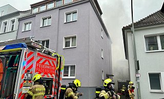 Die Paderborner Feuerwehr bekämpfte einen Kellerbrand an der Pipinstraße. - Ralph Meyer