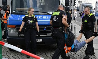Berliner Polizeibeamte müssen einen Aktivisten der "Letzten Generation" wegtragen, der die Straße blockierte. - dpa