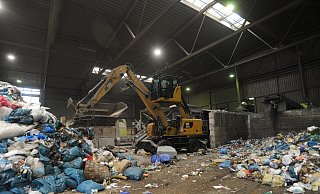 In einer riesigen Halle auf der Deponie Pohlsche Heide wird der hier abgelieferte Haus- und Gewerbemüll weiterverarbeitet. Der Abfall wird zunächst zerkleinert und dann weiter sortiert. - Archiv Joern Spreen-Ledebur
