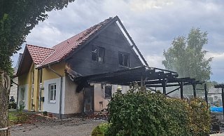 Schwer beschädigt: Das Wohnhaus ist nach dem Großbrand vermutlich nicht mehr bewohnbar. - Andreas Eickhoff