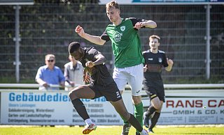 Theesens Soufian Kaba (l.) traf gegen den TSV Oerlinghausen zum 4:1-Endstand. Damit sicherte sich der VfL die Teilnahme an der Aufstiegsrelegation zur Westfalenliga. Im Hintergrund schaut Dennis Meier auf die Szene. - Mike-Dennis Mller / www.mdm.photo