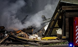 Alpen in NRW: Ein Fahrzeug der Feuerwehr steht vor den Trümmern des Hauses. - Arnulf Stoffel