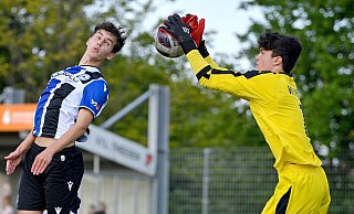 Theesens Torhüter Jerome Noel Kwamo-Kamdem fischt im Testspiel dem Bielefelder Arminen Finn Speckmann den Ball vor dem Kopf weg. - Thomas F. Starke