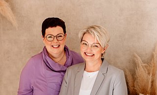 Zeremonienmeisterin Mechthild Bröckling (l.) mit der neuen Schützenkönigin Alexandra Röver. - Maria Heggemann / PBSV