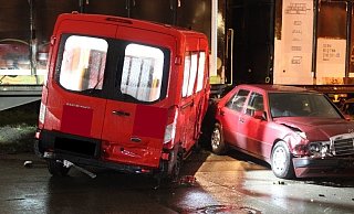 Ein Güterzug hat in Minden ein Auto gerammt. Beide Fahrzeuge nahmen deutlichen Schaden. - Polizei Minden-Lübbecke
