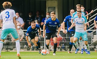 Marco Schuster führt den Ball, behält den Kopf hoch und hat das Spielfeld im Blick. Foto: Besim Mazhiqi - Besim Mazhiqi